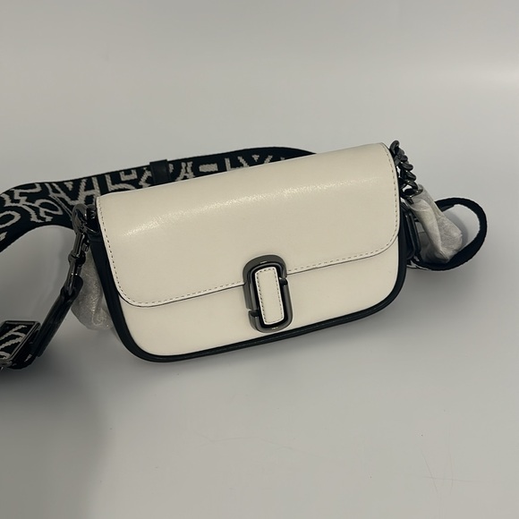 Authentic Marc Jacobs
The Bi-Color J Marc mini bag - Picture 8 of 13